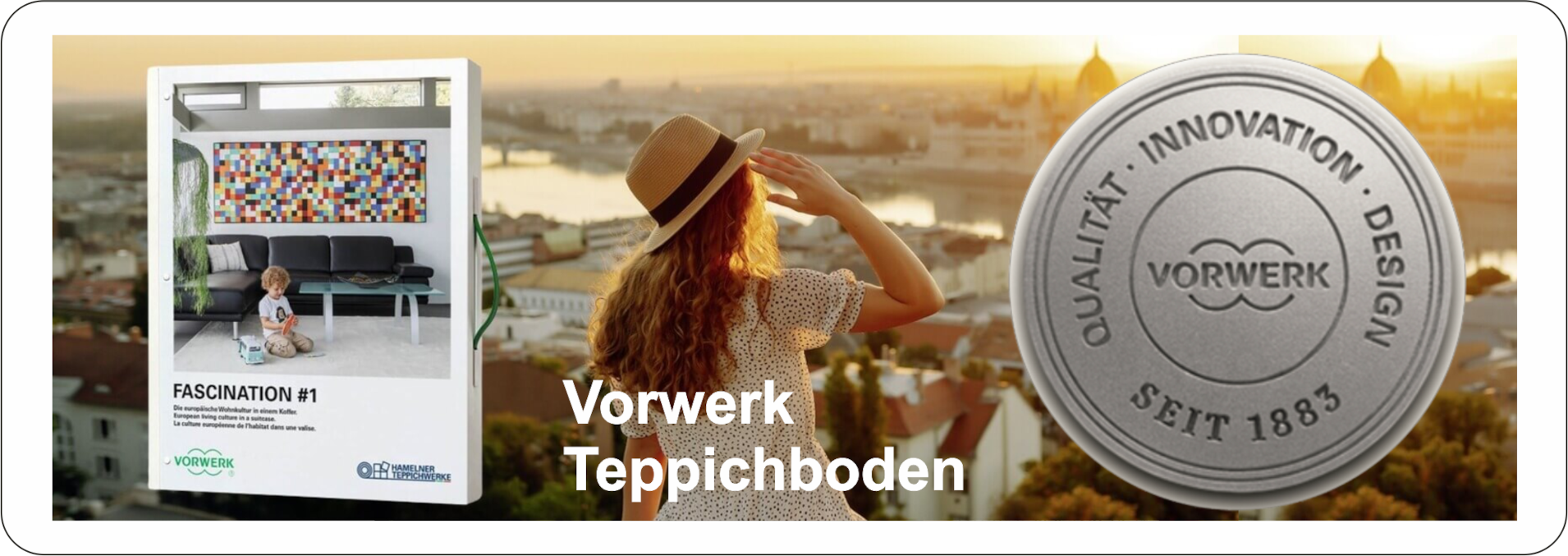 „Vorwerk Fascination Teppichboden – modernes Wohnzimmer mit rotem Velours, weißen Sofas und stilvoller Einrichtung“